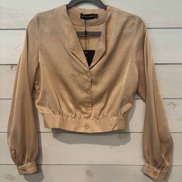 PrettyLittleThing NWT Champagne Satin Button Front Crop Shirt - Picture 1 of 10